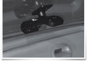 <strong>Вид автосвидетеля X-Driven-DRS1100 на лобовом стекле</strong>
